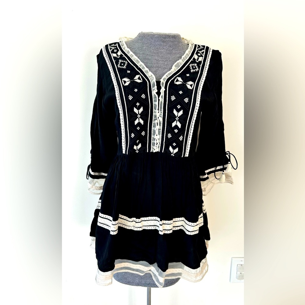 Boho Embroidered Tunic Women’s Size M Black and White Lakshita